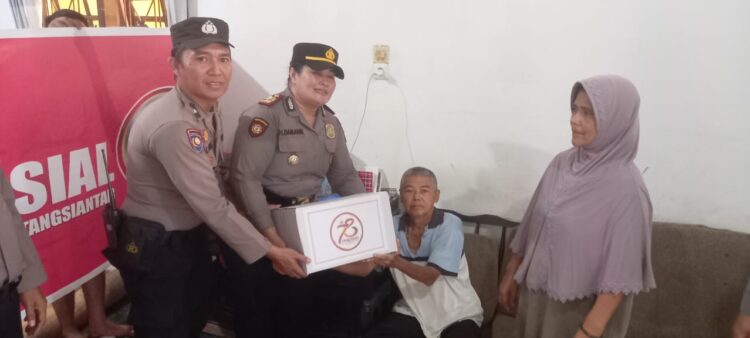 Jajaran Polsek Polres Pematangsiantar secara door to door serahkan bantuan sosial dalam rangka memperingati Hari Bhayangkara ke-78.