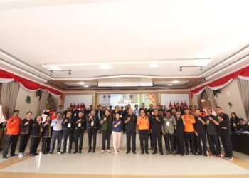 Foto bersama disela kegiatan.