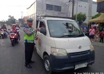 Sat Lantas Polres Pematangsiantar melalui Unit Kamseltibcar menyampaikan himbauan dan bagikan brosur peningkatan keselamatan berlalu lintas kepada pengguna jalan, di Jalan Sutomo, Simpang Jalan Patimura, Kelurahan Pahlawan, Kecamatan Siantar Timur, Kota Pematangsiantar, pada Jumat (7/6/2024), pukul 07.00 WIB.