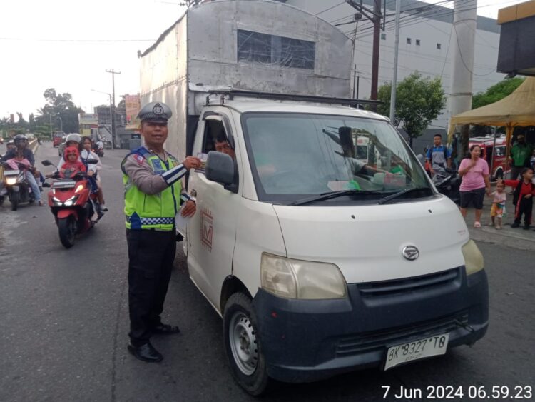 Sat Lantas Polres Pematangsiantar melalui Unit Kamseltibcar menyampaikan himbauan dan bagikan brosur peningkatan keselamatan berlalu lintas kepada pengguna jalan, di Jalan Sutomo, Simpang Jalan Patimura, Kelurahan Pahlawan, Kecamatan Siantar Timur, Kota Pematangsiantar, pada Jumat (7/6/2024), pukul 07.00 WIB.