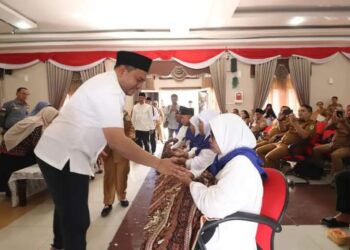 Bupati Pakpak Bharat, Franc Bernhard Tumanggor melepas keberangkatan Jemaah Calon Haji Kabupaten Pakpak Bharat Tahun 2024, di Aula Bale Sada Arih, Kantor Bupati Pakpak Bharat, Selasa (04/06/2024).