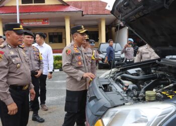 Kapolres Pematangsiantar, AKBP Yogen Heroes Baruno SH, SIK, mengecek kendaraan dinas (Randis) Polri, di Lapangan Apel Mako Polres Pematangsiantar, Selasa (11/6/2024) pagi, pukul 09.00 WIB.