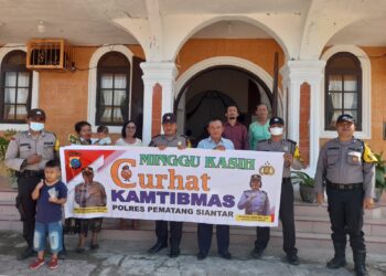 Jajaran Polres Pematangsiantar melaksanakan Minggu Kasih Curhat Kamtibmas untuk menampung, mendengarkan dan menjawab keluhan warga, di Gereja - gereja wilayah Kota Pematangsiantar, Minggu (23/6/2024).