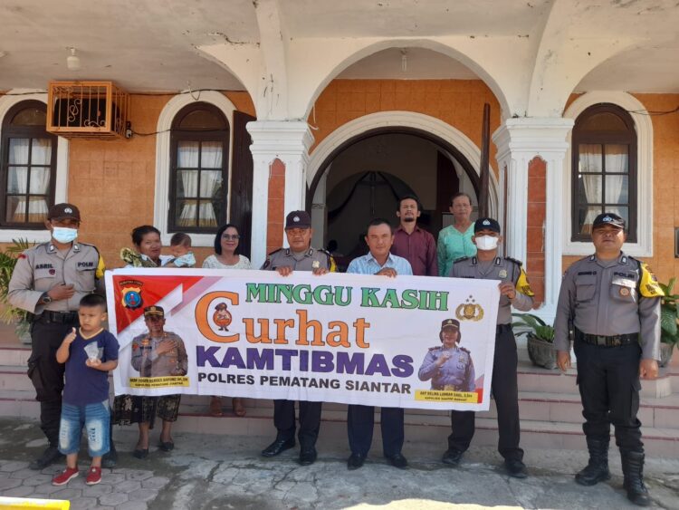 Jajaran Polres Pematangsiantar melaksanakan Minggu Kasih Curhat Kamtibmas untuk menampung, mendengarkan dan menjawab keluhan warga, di Gereja - gereja wilayah Kota Pematangsiantar, Minggu (23/6/2024).