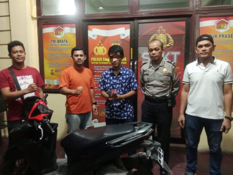 Foto pelaku dan barang bukti saat diamankan di Polsek Siantar Utara.
