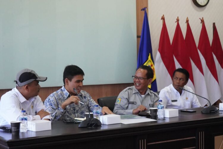 Sekretaris Daerah, Jalan Berutu, S.Pd, MM, saat menerima kunjungan Staff Khusus Menteri Koordinator Kemaritiman dan Investasi RI, Dr. Van Basten yang datang mengunjungi Pakpak Bharat, pada Rabu (29/05/2024) kemarin.