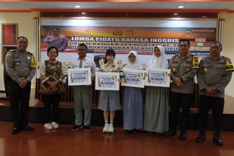 Kapolres Pematangsiantar, AKBP Yogen Heroes Baruno, S.H, S.I.K, foto bersama para juara Lomba Pidato Bahasa Inggris tingkat SMA/SMK se - Kota Pematangsiantar.