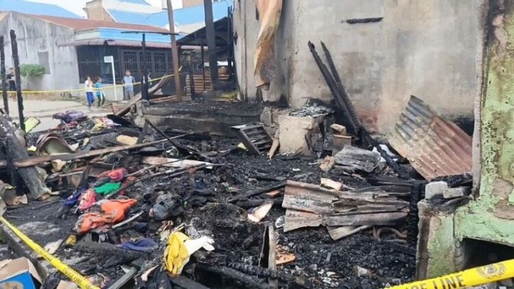 TKP kebakaran rumah wartawan di Kabanjahe, Kabupaten Karo yang menewaskan empat orang sekeluarga, Kamis (27/6/2024). (Foto: iNews/Eka Hetriansyah)