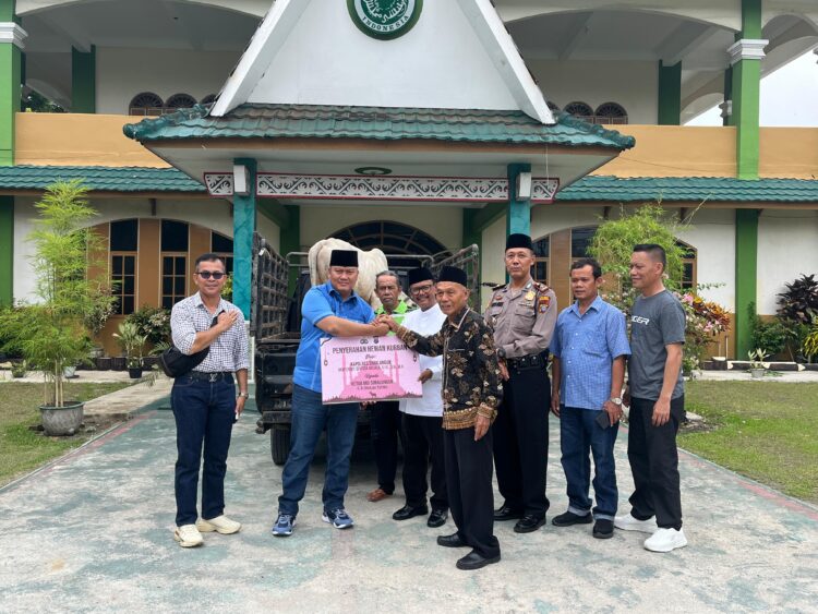 Kapolres Simalungun, AKBP Choky Sentosa Meliala, S.I.K, S.H, M.H, menyerahkan hewan qurban kepada pengurus MUI Kabupaten Simalungun.