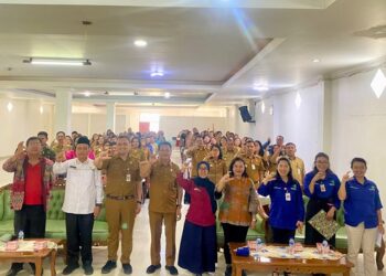 Foto bersama disela kegiatan.