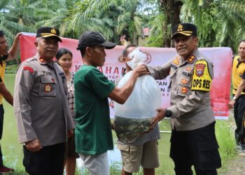 Kapolres Pematangsiantar, AKBP Yogen Heroes Baruno, S.H, S.I.K,  menyerahkan sebanyak 1000 ekor ikan kepada Bapak Amin dan Ibu Purnama selaku pemilik kolam ikan.