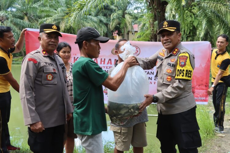 Kapolres Pematangsiantar, AKBP Yogen Heroes Baruno, S.H, S.I.K,  menyerahkan sebanyak 1000 ekor ikan kepada Bapak Amin dan Ibu Purnama selaku pemilik kolam ikan.