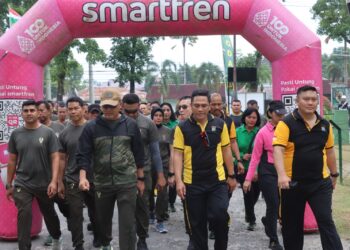 Kapolres Pematangsiantar, AKBP Yogen Heroes Baruno SH, SIK, ikuti jalan santai dan senam aerobic, di Mako Korem 022 /PT, Jl. Asahan, Kabupaten Simalungun, pada Sabtu pagi (15/6/2024), pukul 07.00 WIB.