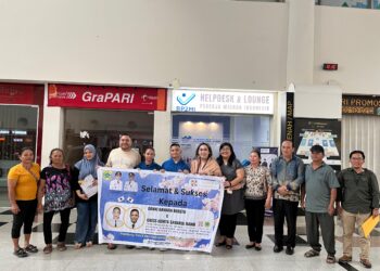 Bupati Pakpak Bharat, Franc Bernhard Tumanggor bersama istri, Ny. Juniatry Franc Bernhard Tumanggor, melepas keberangkatan Pekerja Migran Indonesia (PMI) asal Kabupaten Pakpak Bharat yang akan bekerja ke Jepang.