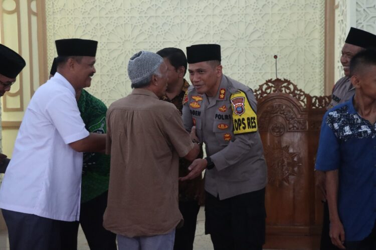 Kapolres Pematangsiantar, AKBP Yogen Heroes Baruno SH, SIK, menggelar Jumat Curhat Kamtibmas, di Masjid Taqwa Muhammadiyah Pematangsiantar, pada Jumat (31/5/2024) siang, pukul 12.00 WIB.