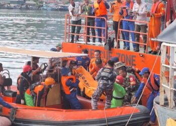 Foto: Petugas mengevakuasi korban tewas akibat kapal bocor di Tapteng (Dok. Polres Tapteng)