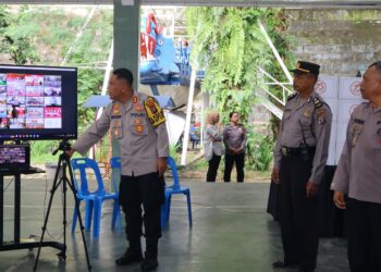 AKBP Yogen Heroes Baruno SH, SIK, mengikuti zoom meeting Bakti Sosial (Baksos) Religi dan Pembagian Bantuan Sosial (Bansos) serentak dalam rangka menyambut Hari Bhayangkara ke-78, di Balai Rahmat Taman Hewan Kota Pematangsiantar.