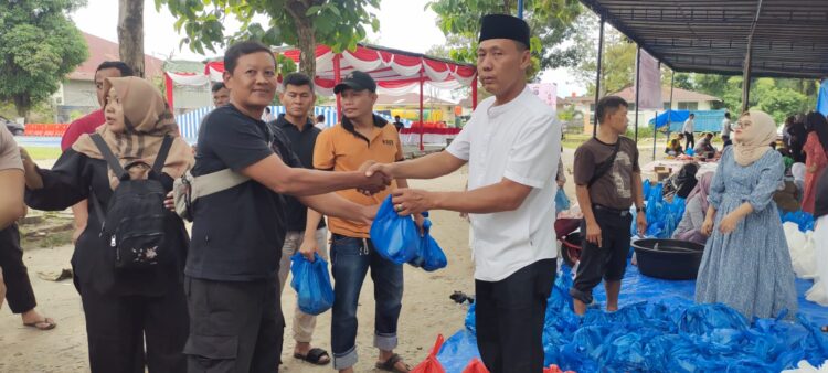 Polres Simalungun melaksanakan penyembelihan dan pembagian daging kurban dalam rangka perayaan Hari Raya Idul Adha 1445H/2024M, pada Selasa (17/6/2024), pukul 09.00 WIB.