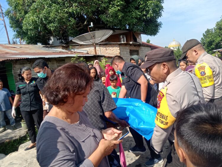 Personil Polres Pematangsiantar melalui Polsek Siantar Timur dan Unit Gakkum Sat Lantas, bantu evakuasi jasad juru parkir, Rimson Butar-butar alias Palo (47) yang meninggal ditabrak kereta api, pada Selasa (25/6/2024) pagi tadi, sekitar pukul 08.30 WIB.