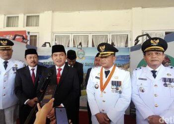 Foto: Pj Gubsu Hassanudin memberikan keterangan pers bersama tiga Pj kepala daerah yang baru dilantik. (Nizar Aldi/detikSumut)