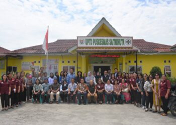 Tim Sekretariat Wakil Presiden berdiskusi dengan petugas kesehatan, Kepala Desa dan termasuk kader Posyandu di Puskesmas Saitnihuta Kecamatan Doloksanggul, Kamis (27/6/2024).