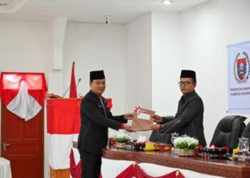 Wabup Humbahas, Dr. Oloan Paniaran Nababan, SH, MH, menyampaikan nota jawaban Bupati Humbahas terhadap pemandangan umum fraksi atas Ranperda pertanggungjawaban pelaksanaan APBD Tahun Anggaran 2023, pada Paripurna DPRD Kabupaten Humbahas, di Ruang Paripurna, Jumat (14/6/2024).