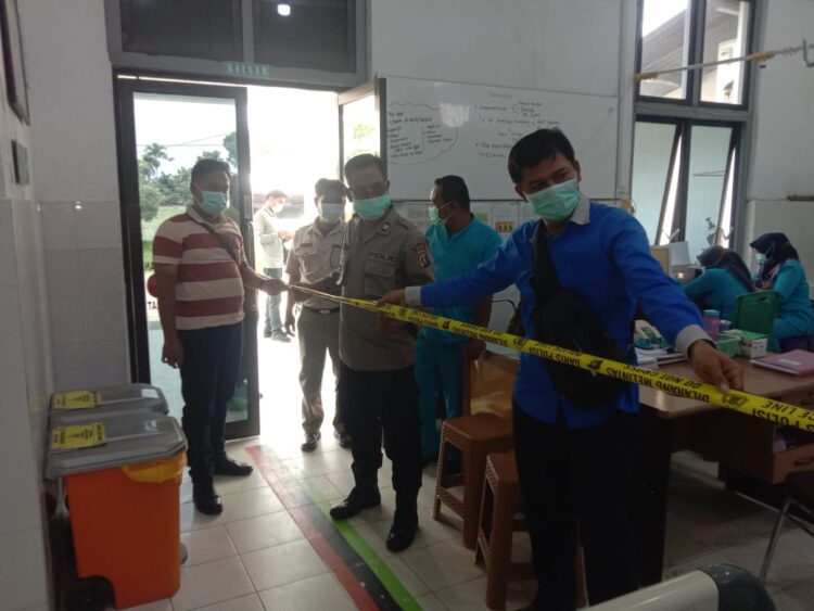 Petugas kepolisian saat melakukan olah TKP.