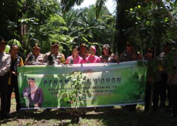 Foto bersama Kapolres Pematangsiantar, AKBP Yogen Heroes Baruno, S.H, S.I.K, disela penanaman pohon.