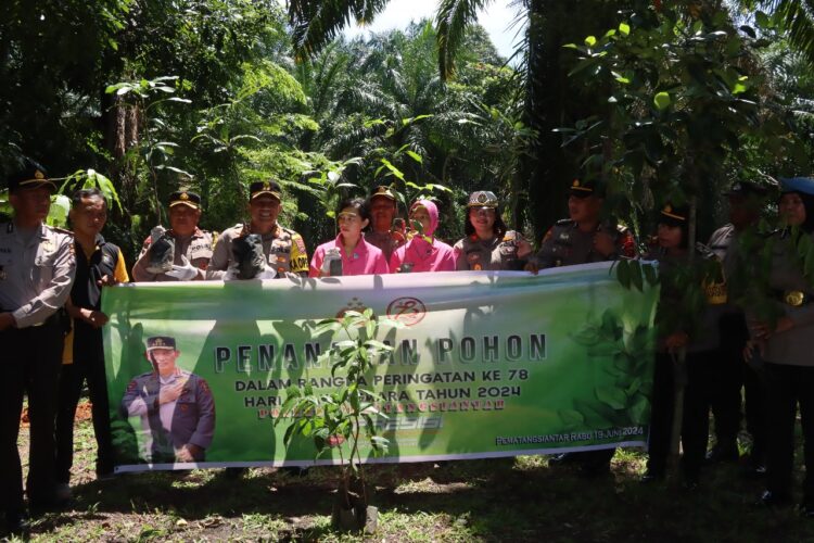 Foto bersama Kapolres Pematangsiantar, AKBP Yogen Heroes Baruno, S.H, S.I.K, disela penanaman pohon.