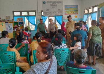 Bhabinkamtibmas Kelurahan Parhorasan Nauli, Aipda V.R.S. Garingging, S.T, bersama Babinsa, Pelda T Siagian, monitoring kegiatan Intervensi Stunting/Lambat Tumbuh Puskesmas Pardamean  yang melaksanakan Posyandu (Pos Pelayanan Terpadu).