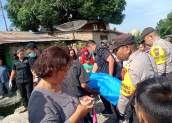 Personil Polres Pematangsiantar melalui Polsek Siantar Timur dan Unit Gakkum Sat Lantas, bantu evakuasi jasad juru parkir, Rimson Butar-butar alias Palo (47) yang meninggal ditabrak kereta api, pada Selasa (25/6/2024) pagi tadi, sekitar pukul 08.30 WIB.