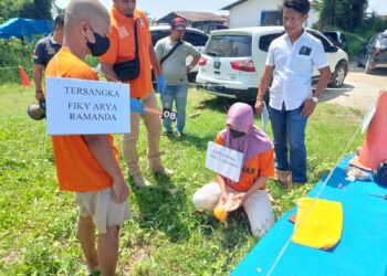 Suasana rekonstruksi kasus pembunuhan bayi yang melibatkan tersangka FAR dan AS, pada Jumat (7/6/2024).