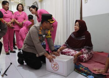Kapolres Pematangsiantar, AKBP Yogen Heroes Baruno SH, SIK, salurkan bantuan sosial secara door to door dan mengunjungi panti asuhan dalam rangka menyambut Hari Bhayangkara ke-78 Tahun 2024, Rabu (19/6/2024) pagi tadi, pukul 09.00 WIB.