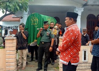 Bhabinkamtibmas Kelurahan Pematang Marihat, Bripka Asril Manurung bersama 3 pilar Kelurahan Pematang Marihat, melayat warga binaan yang meninggal di Jalan Manunggal Karya, Gang Kapten Pohan, Kelurahan Pematang Marihat, Kecamatan Siantar Marimbun, pada Kamis (4/7/2024), pukul  09.00 WIB.