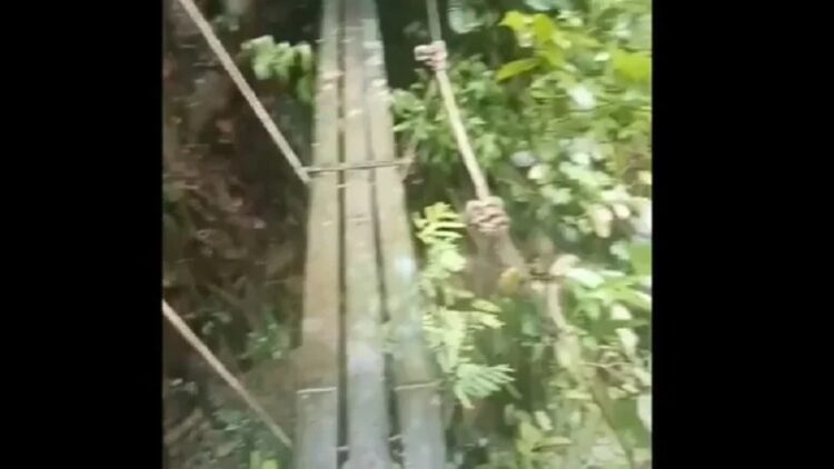 Tali sling jembatan gerek langsir buah sawit terputus menyebabkan dua orang terjatuh ke Sungai Asahan, Sumatera Utara. (Foto: Istimewa).