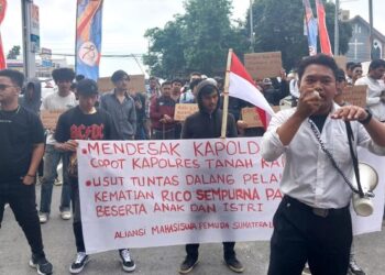 Foto: Aksi mahasiswa desak Polda Sumut bentuk timsus usut kematian wartawan sekeluarga di Karo. (Finta Rahyuni/detikSumut)