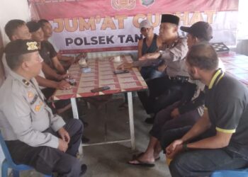 Kapolsek Tanah Jawa gelar Jumat Curhat, ajak warga berantas Narkoba dan balap liar, pada Jumat (26/7/2024), pukul 12.00 WIB.