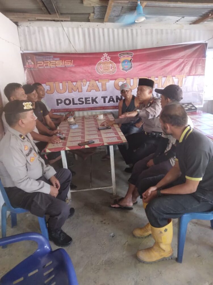 Kapolsek Tanah Jawa gelar Jumat Curhat, ajak warga berantas Narkoba dan balap liar, pada Jumat (26/7/2024), pukul 12.00 WIB.