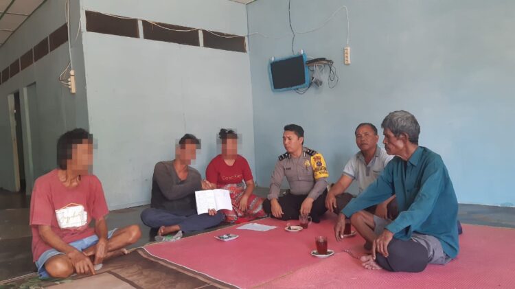 Bhabinkamtibmas Kelurahan Kahean, AIPDA H.E. Pane, menyelesaikan perkara Kekerasan Dalam Rumah Tangga (KDRT), melalui problem solving, pada Sabtu pagi (27/7/2024), pukul 10.00 WIB.