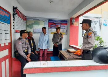 Sat Binmas Polres Pematangsiantar minta tingkatkan kewaspadaan saat sambang Kamtibmas di Pos Kamling, di Kelurahan Simalungun, Kecamatan Siantar selatan, Rabu (10/7/2024) pagi, pukul 09.00 WIB.