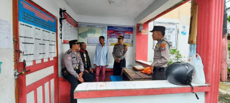 Sat Binmas Polres Pematangsiantar minta tingkatkan kewaspadaan saat sambang Kamtibmas di Pos Kamling, di Kelurahan Simalungun, Kecamatan Siantar selatan, Rabu (10/7/2024) pagi, pukul 09.00 WIB.