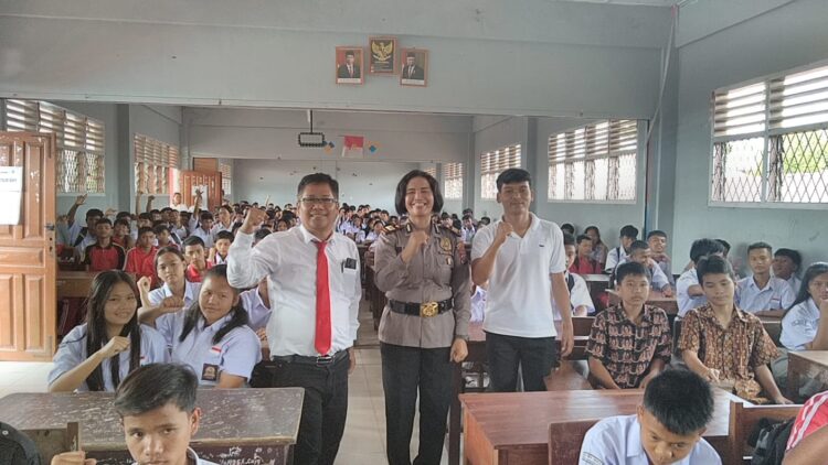 Kapolsek Siantar Marihat, AKP Relina Lumba Gaol S.Sos, menjadi narasumber kegiatan Masa Pengenalan Lingkungan Sekolah (MPLS) Siswa/i baru  SMK GKPI-1 Tahun Pelajaran 2024/2025.