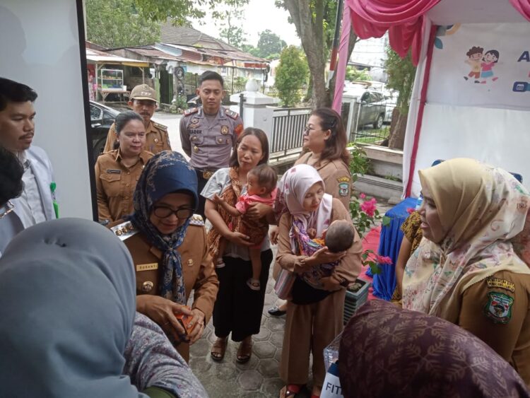 Kapolsek Siantar Timur, IPDA I Kadek Agus Dana Putra S.Tr.K, menghadiri Aksi Tumbuh Kejar Balita Stunting, di Puskesmas Tomuan, pada Senin (29/7/2024) pagi, sekira pukul 08.00 WIB.