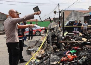 Foto: Pihak kepolisian saat meninjau lokasi kebakaran. (Dok. Polres Tanah Karo)