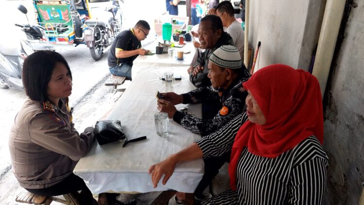 Kasat Binmas Polres Pematangsiantar, AKP Jahrona Sinaga SH, sambang kamtibmas kepada masyarakat di Kedai Kopi Pojok, Jalan Sabang Marauke, Kelurahan Simalungun, Kecamatan Siantar Selatan, Kota Pematangsiantar, pada Senin (08/07/2024) sekitar pukul 09.30 WIB.