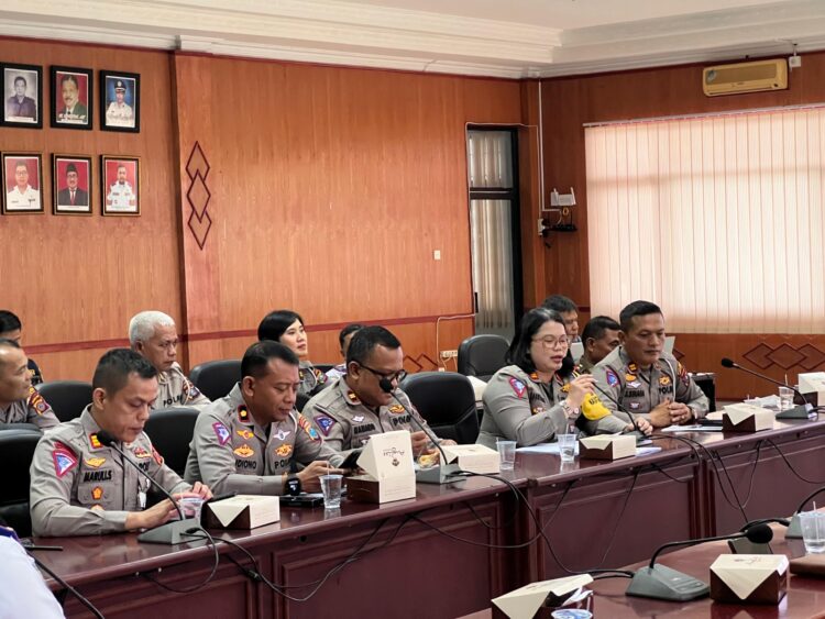 Kasat Lantas Polres Pematangsiantar, AKP Gabriellah A. Gultom, SIK, MH mengikuti rapat penertiban dan penataan Lalu Lintas Angkutan Jalan terkait persiapan pelaksanaan PON XX Aceh-Sumut 2024, bertempat di Ruang Rapat Kantor Dinas Perhubungan Provinsi Sumatera Utara (Sumur), pada Senin (8/7/2024), pukul 09.00 WIB.