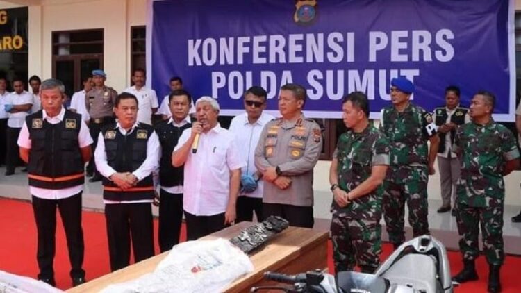 Kapolda Sumut Komjen Pol Agung Setya Imam Effendi dan jajaran saat ekspose kasus pembakaran rumah wartawan di Karo. (Foto: Dok Polda Sumut)