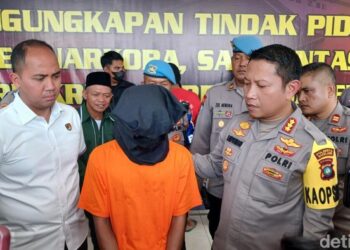 Foto: Pelaku Zulbahri saat dihadirkan dalam konferensi pers yang digelar Polresta Barelang.(Alamudin Hamapu/detikSumut)