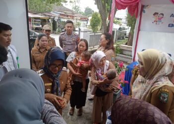 Kapolsek Siantar Timur, IPDA I Kadek Agus Dana Putra S.Tr.K, menghadiri Aksi Tumbuh Kejar Balita Stunting, di Puskesmas Tomuan, pada Senin (29/7/2024) pagi, sekira pukul 08.00 WIB.