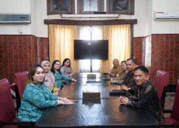 Bupati Pakpak Bharat, Franc Bernhard Tumanggor bersama istri, Ny. Juniatry Franc Bernhard Tumanggor, bertemu Wali Kota Surakarta, Gibran Rakabuming Raka, Senin (01/07/2024), di Pendopo Loji Gandrung, Rumah Dinas Wali Kota Surakarta.
Pertemuan ini dilaksanakan di sela-sela study